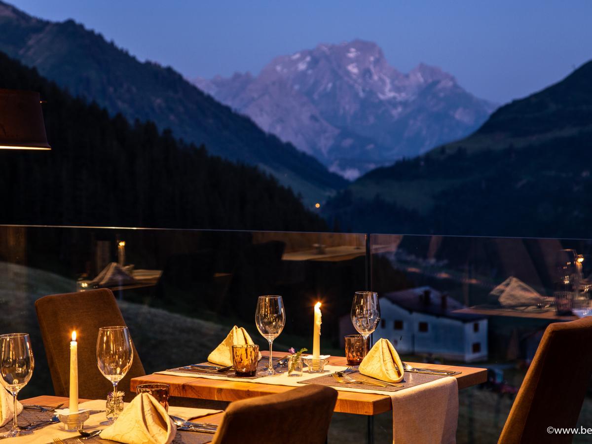 Abendessen mit Blick auf die Berge