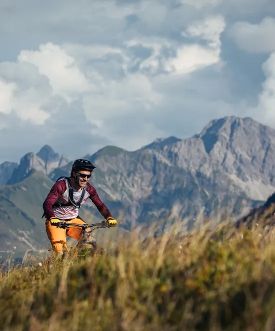 mountainbiken-in-damuels-mit-blick-auf-den-zitterklapfen_c_sebastian-stiphout-bregenzerwald-tourismus.jpg