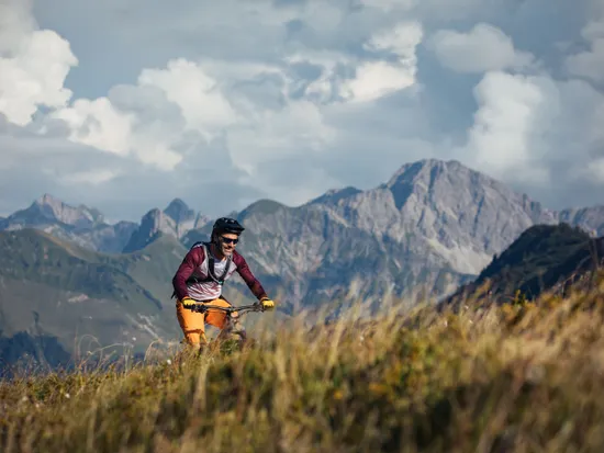mountainbiken-in-damuels-mit-blick-auf-den-zitterklapfen_c_sebastian-stiphout-bregenzerwald-tourismus.jpg